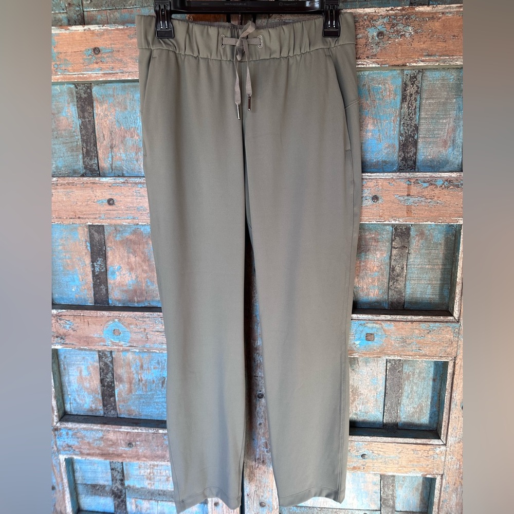 Lululemon On The Fly Pant 7/8 (27" Inseam)  , Grey Sage, Size 6